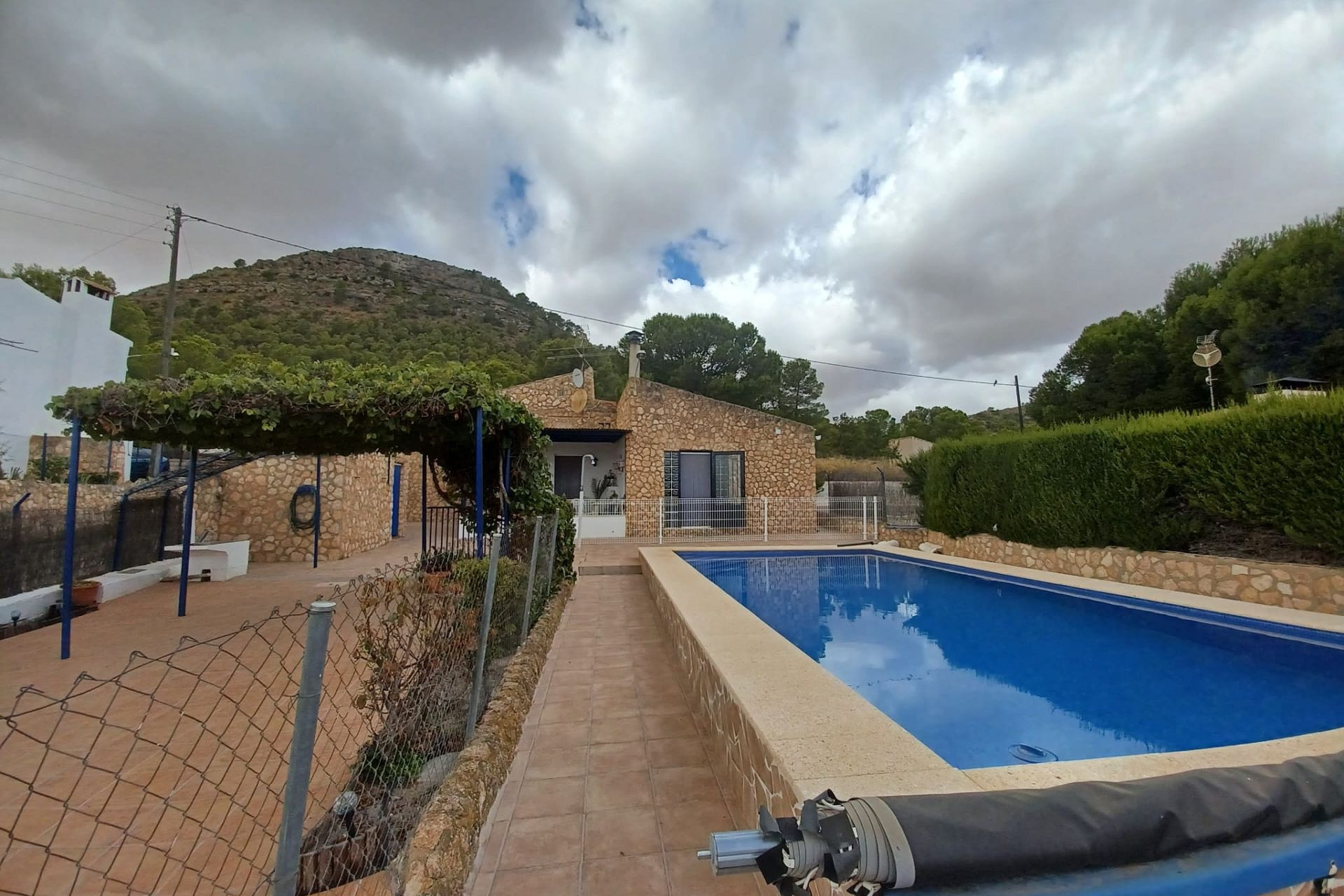 Resale - Finca / Country Property -
Yecla