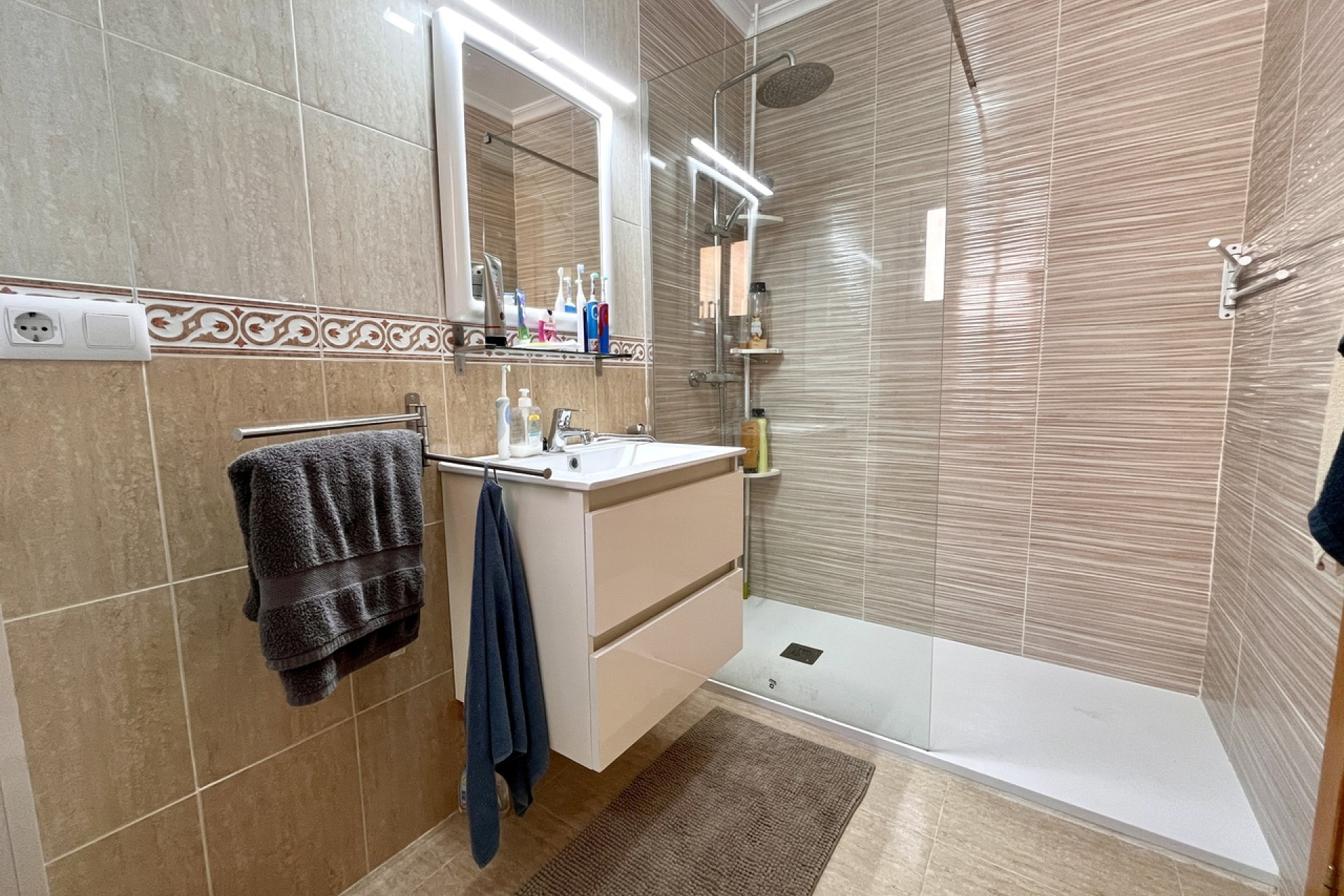 Resale - Townhouse -
Avileses