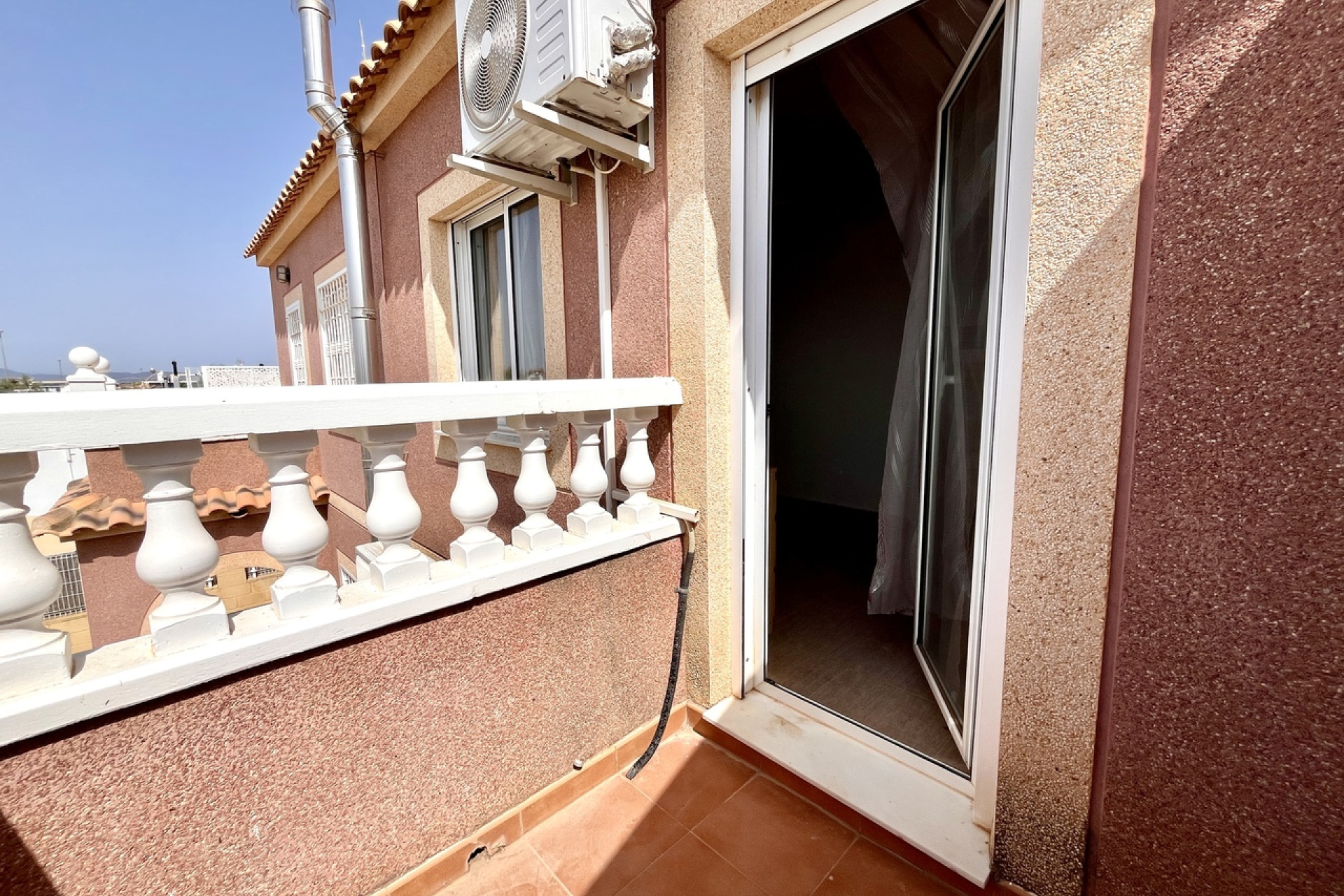 Resale - Townhouse -
Avileses