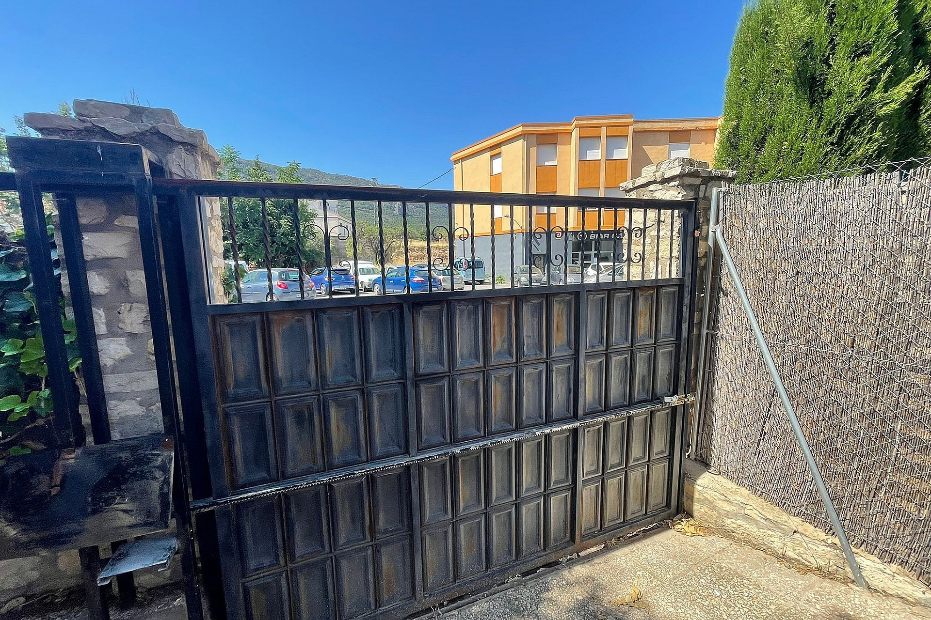 Resale - Townhouse -
Biar