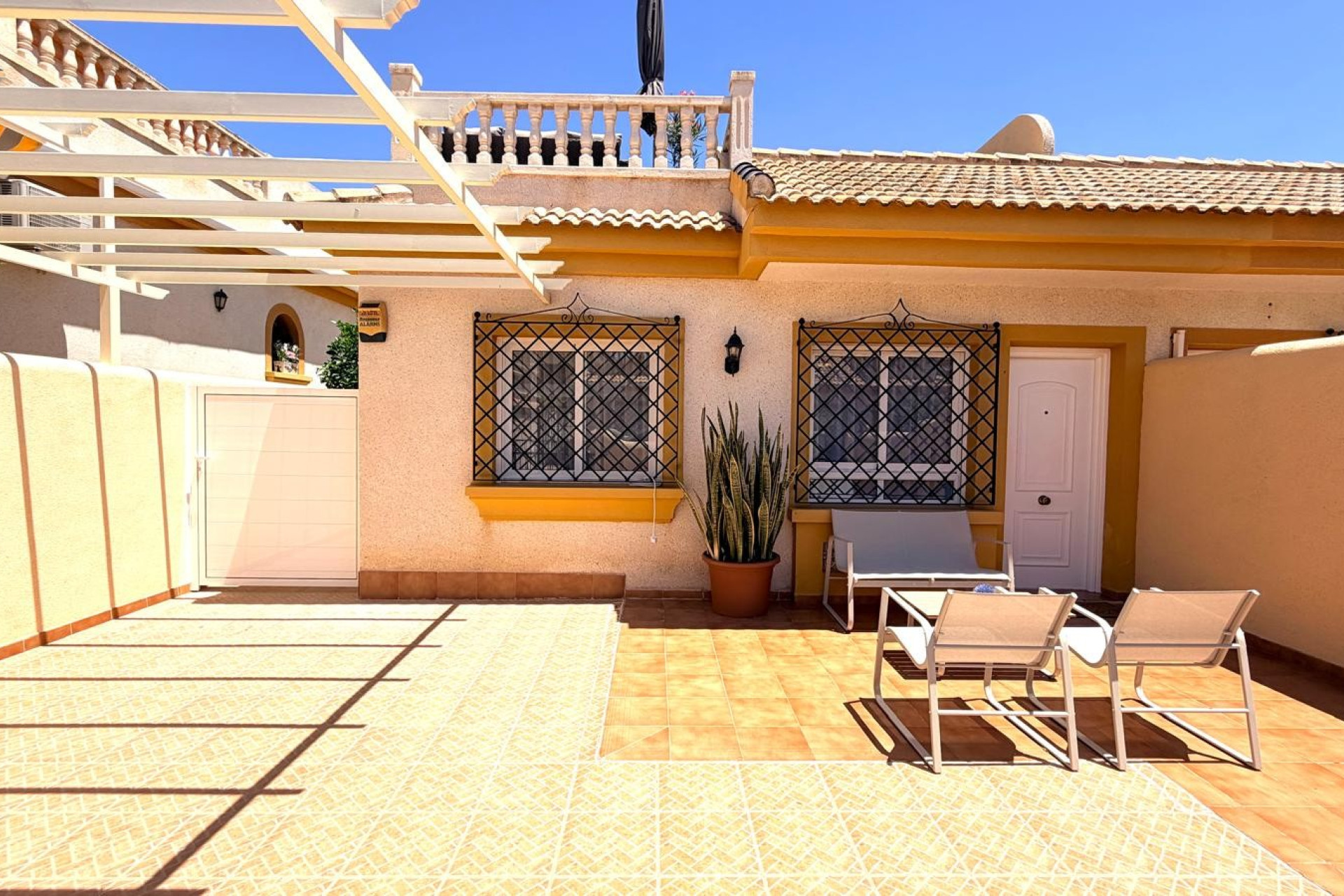 Resale - Townhouse -
Los Montesinos - Urbanizacion montesol