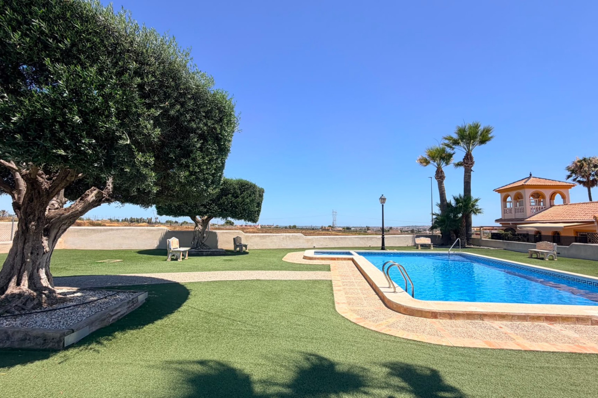 Resale - Townhouse -
Los Montesinos - Urbanizacion montesol
