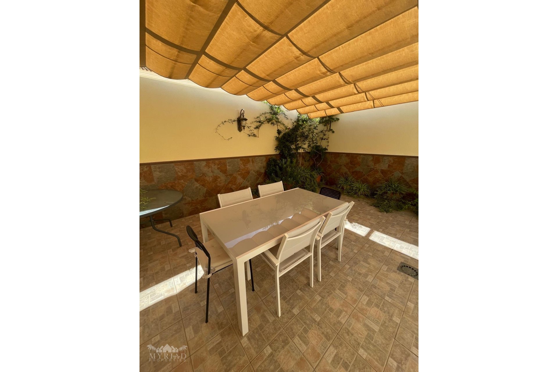 Resale - Townhouse -
Pinoso - Pinoso Alicante