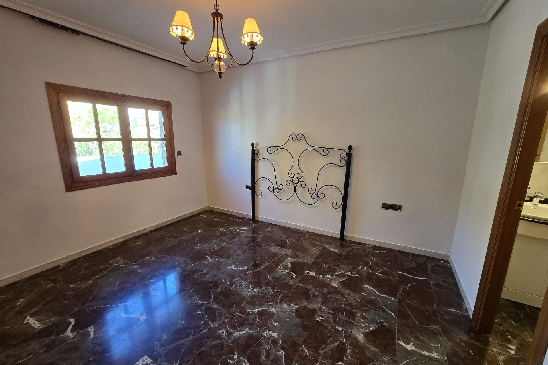 Resale - Townhouse -
Sax