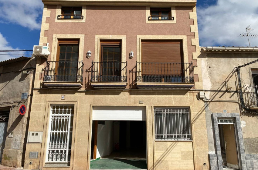 Resale - Townhouse -
Sax