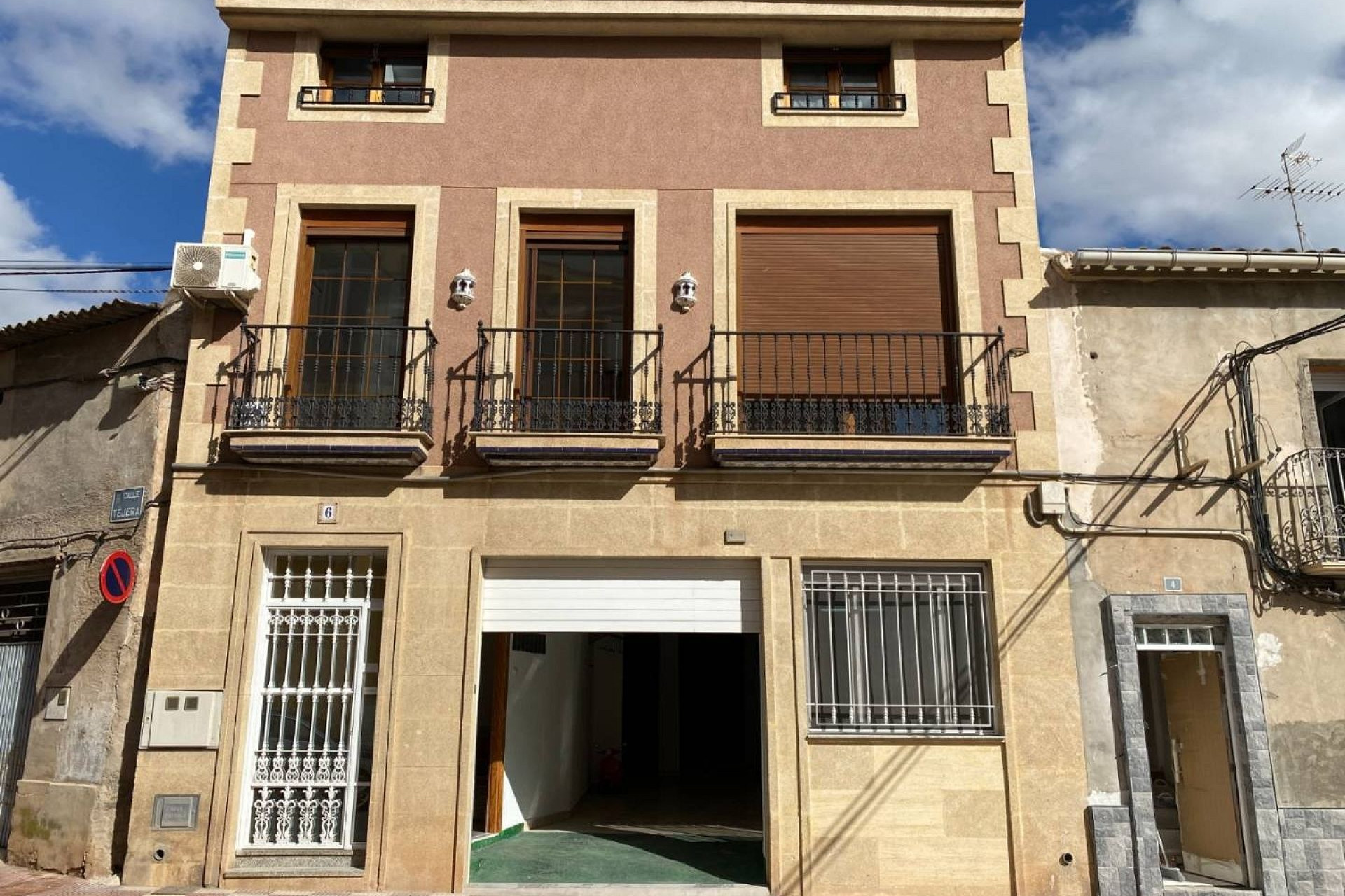 Resale - Townhouse -
Sax