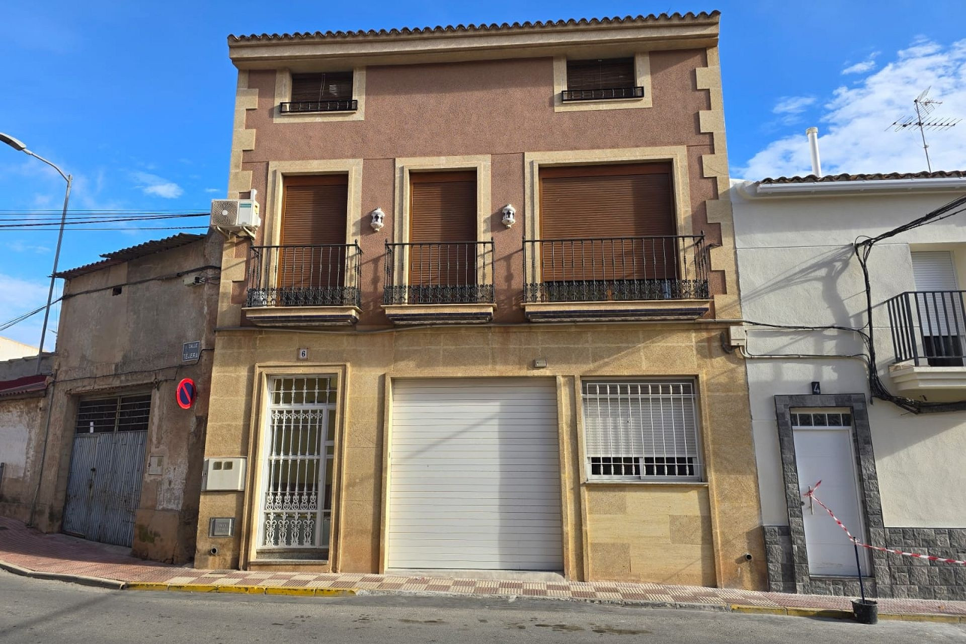 Resale - Townhouse -
Sax