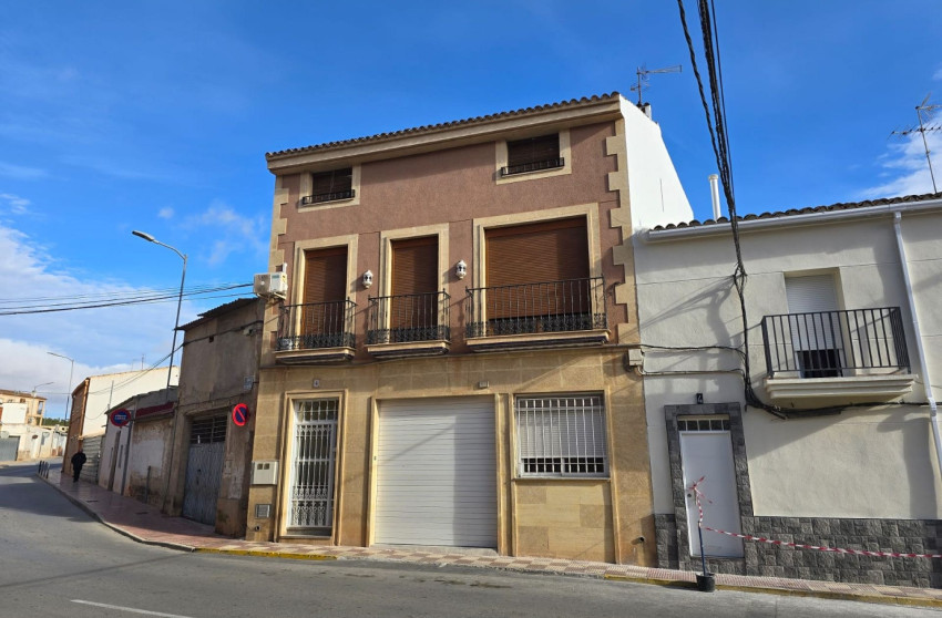 Resale - Townhouse -
Sax