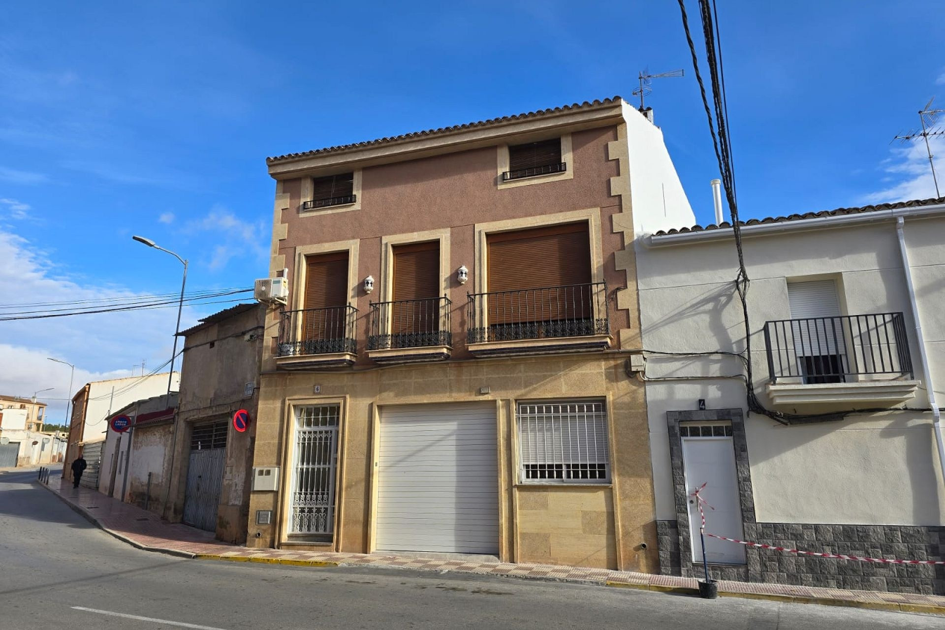 Resale - Townhouse -
Sax