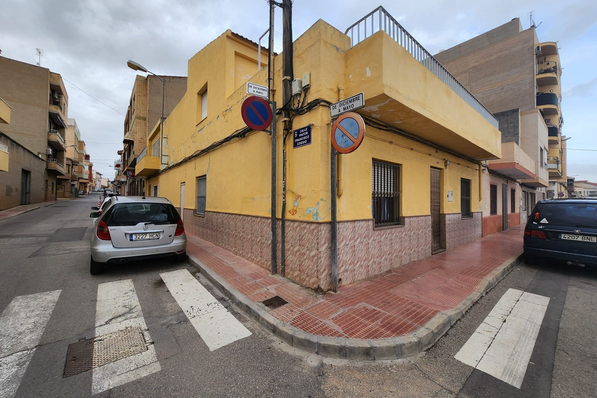 Resale - Townhouse -
Sax