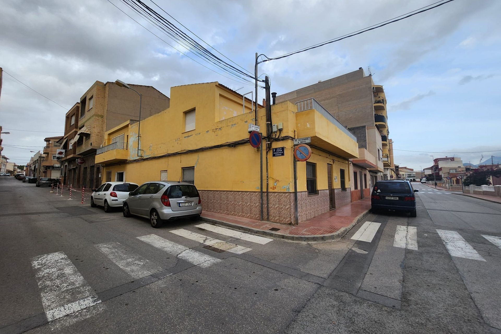 Resale - Townhouse -
Sax