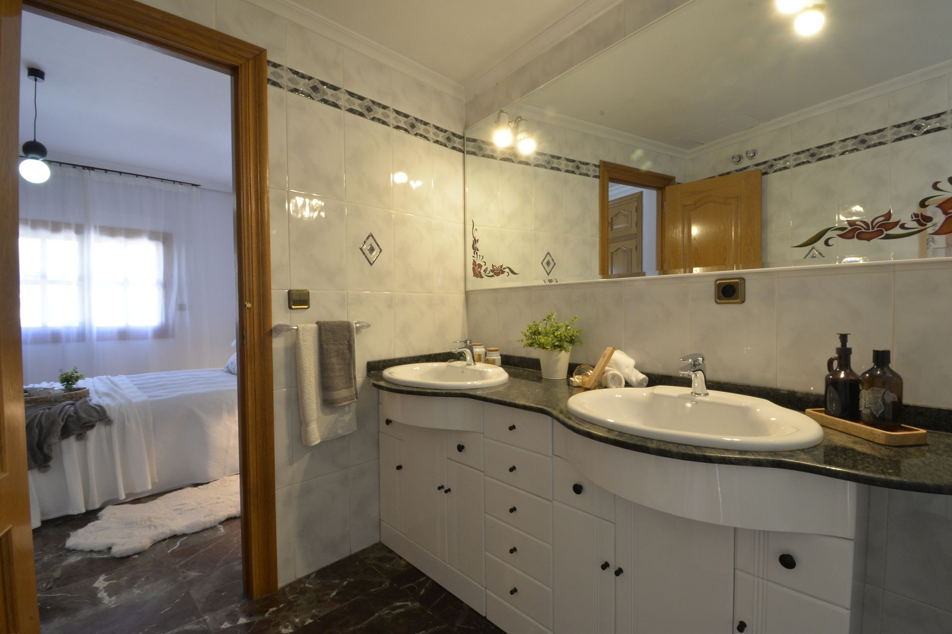 Resale - Townhouse -
Sax