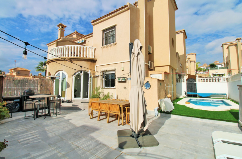 Resale - Townhouse -
Villamartín