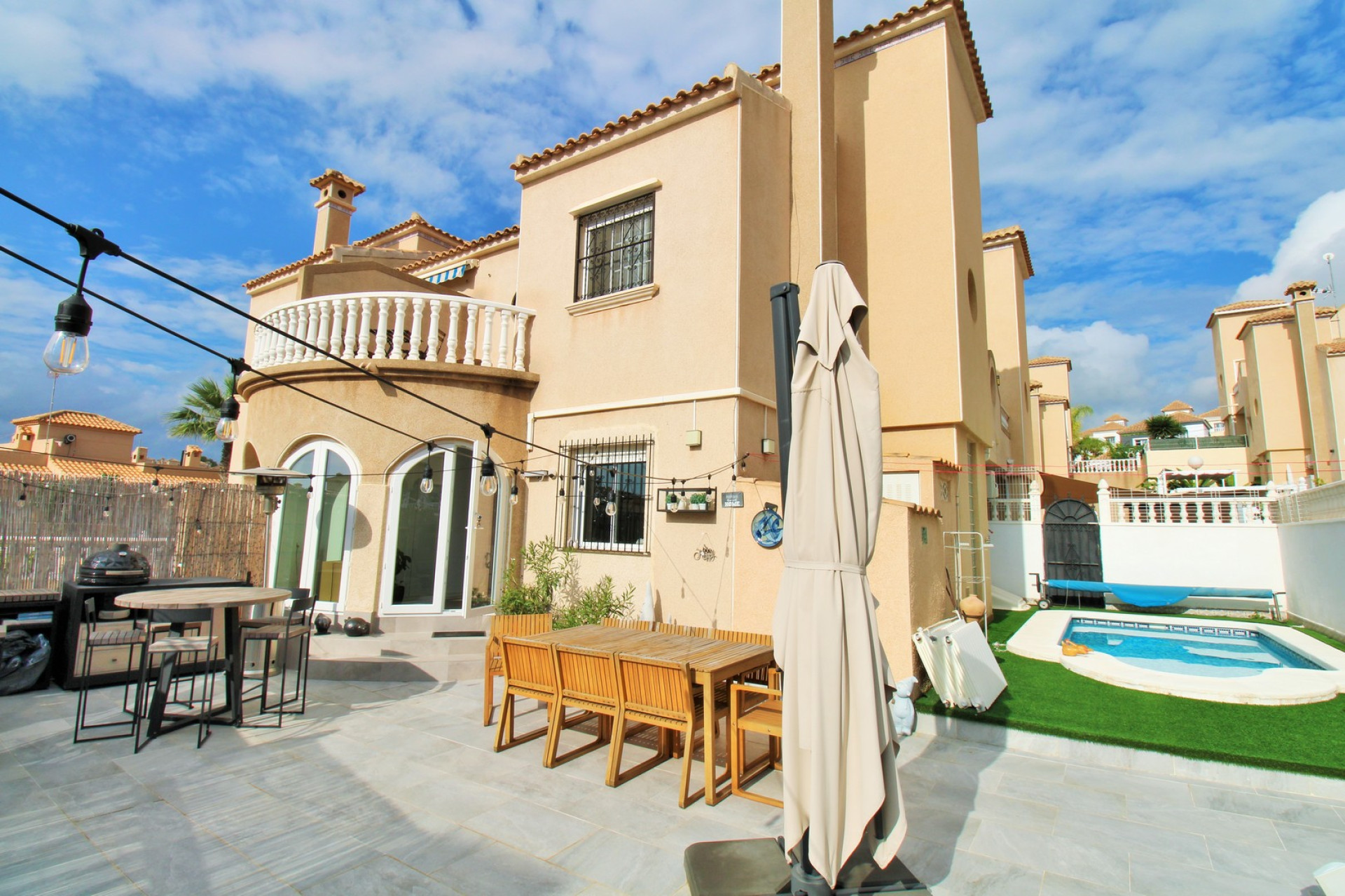 Resale - Townhouse -
Villamartín