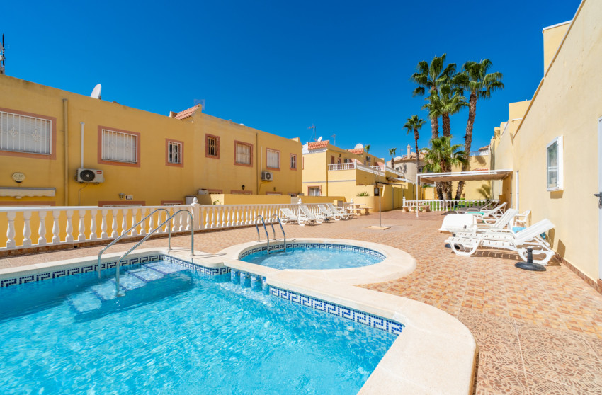 Resale - Townhouse -
Villamartín