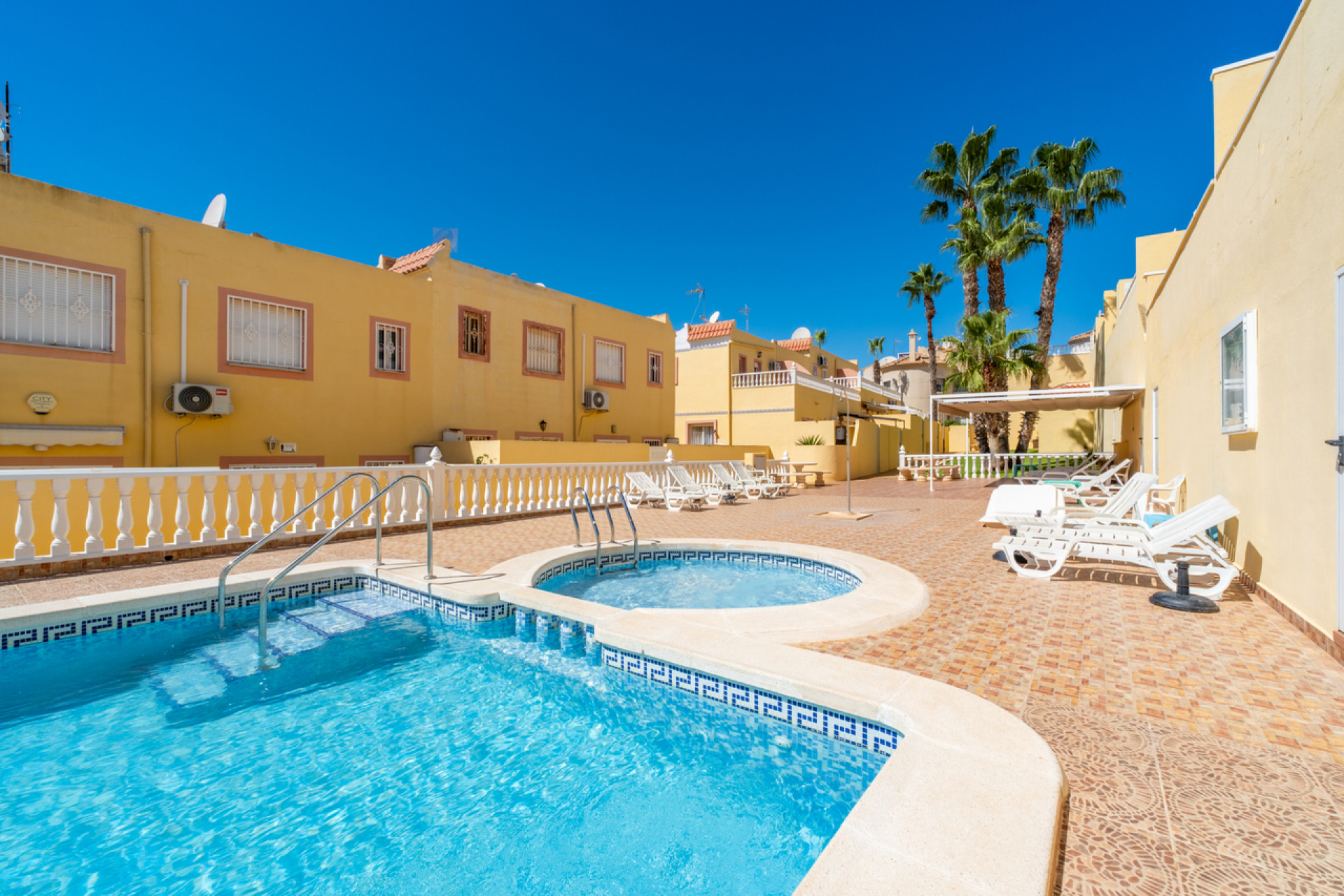Resale - Townhouse -
Villamartín