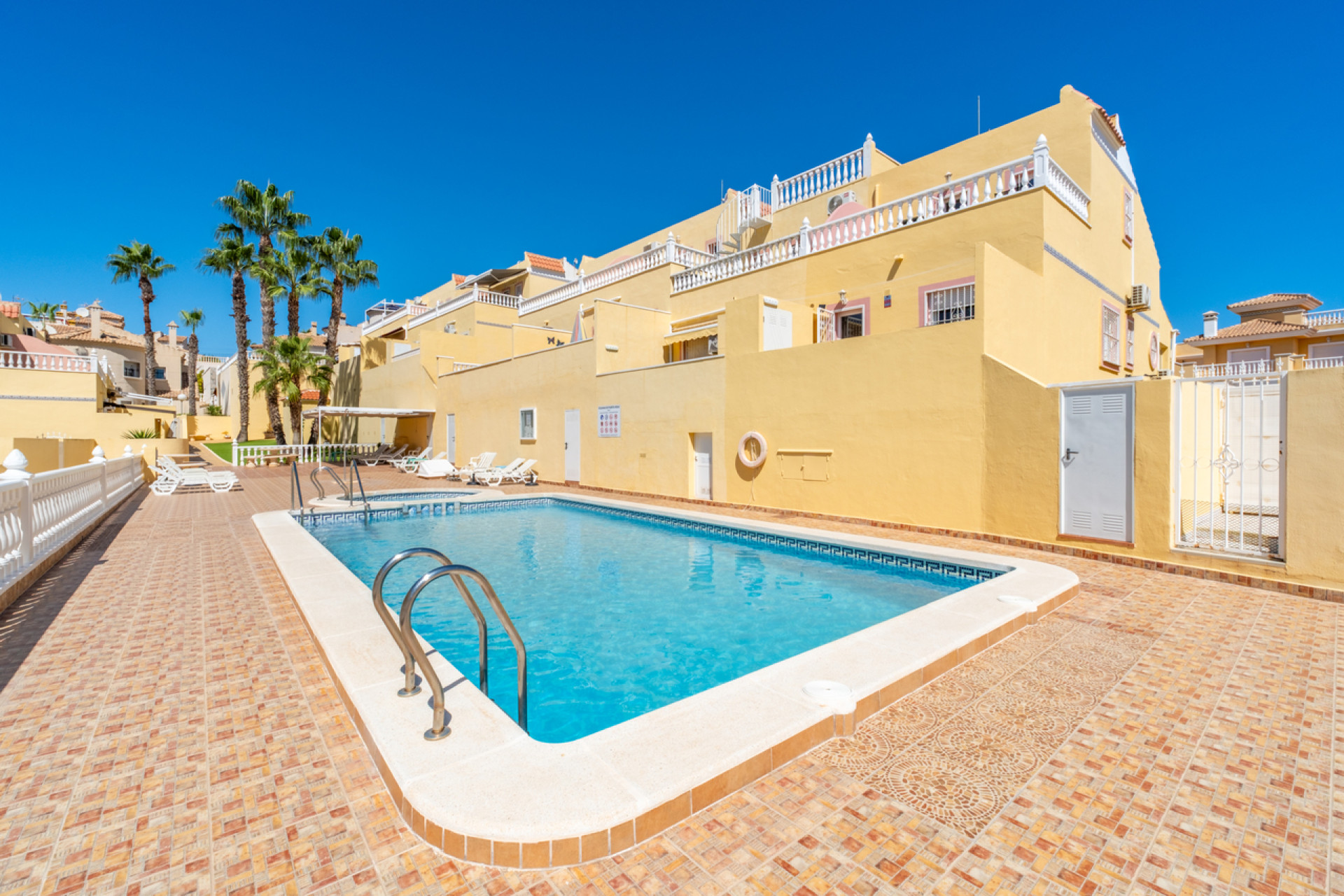 Resale - Townhouse -
Villamartín