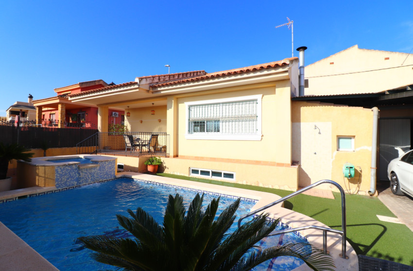 Resale - Villa -
Almoradi - El Saladar