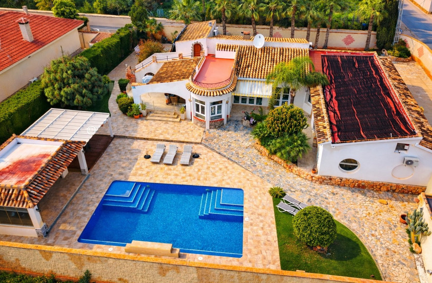 Resale - Villa -
Cabo Roig