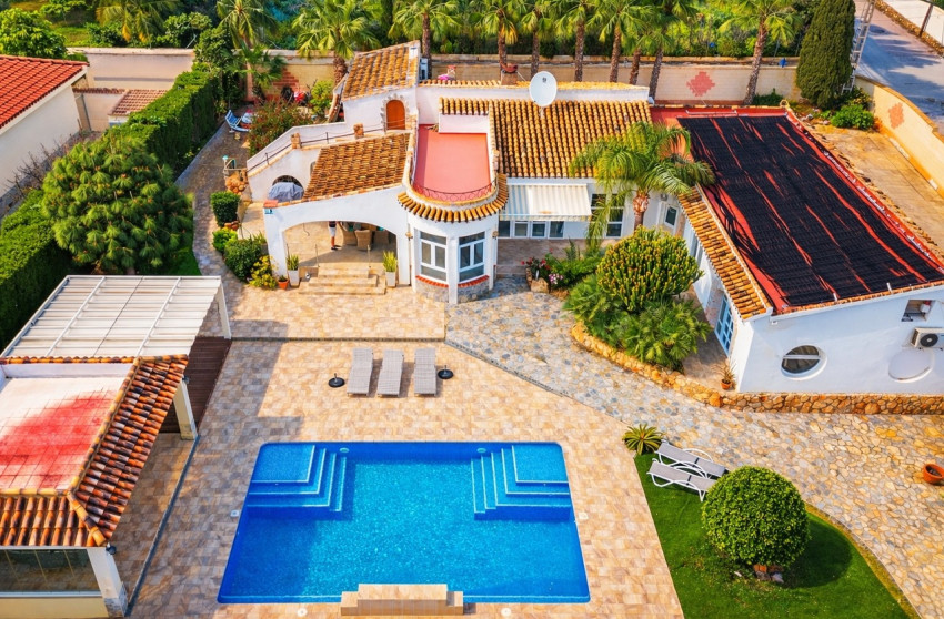 Resale - Villa -
Cabo Roig