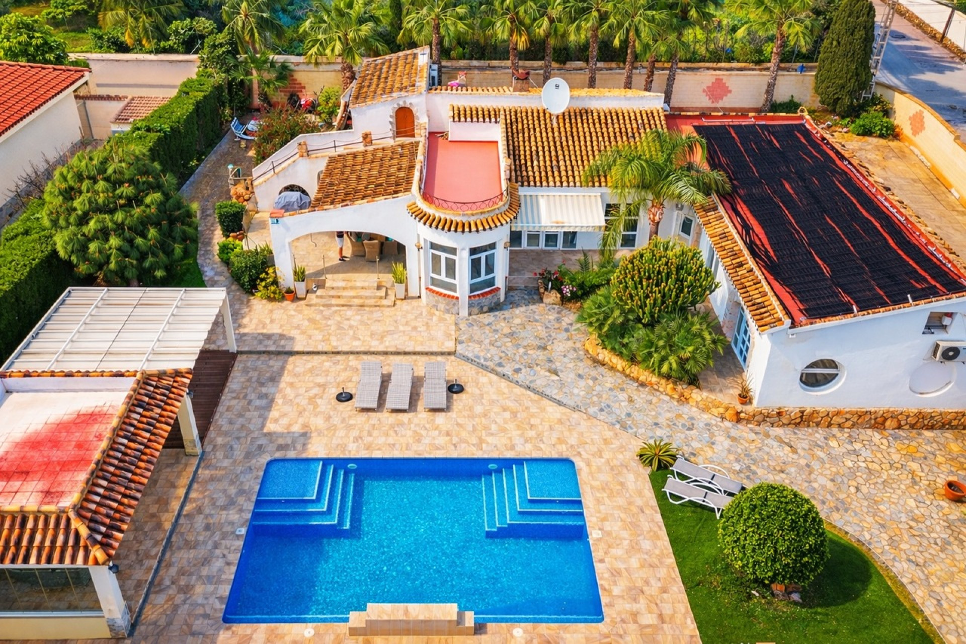 Resale - Villa -
Cabo Roig