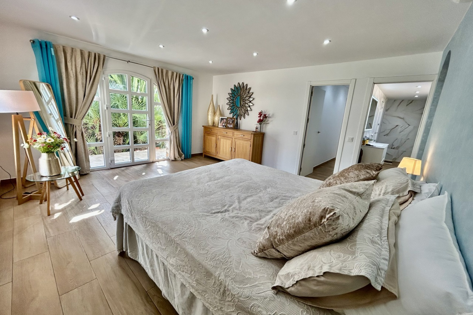 Resale - Villa -
Cabo Roig