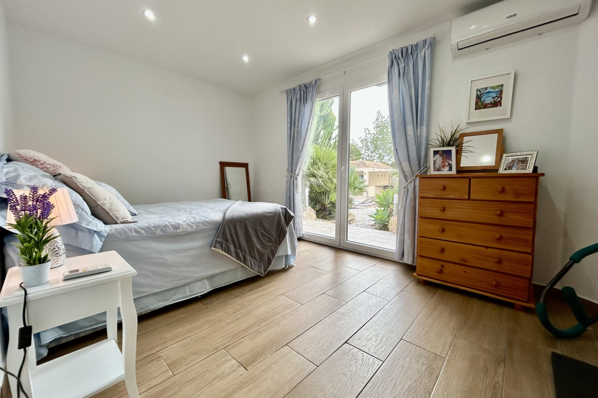 Resale - Villa -
Cabo Roig