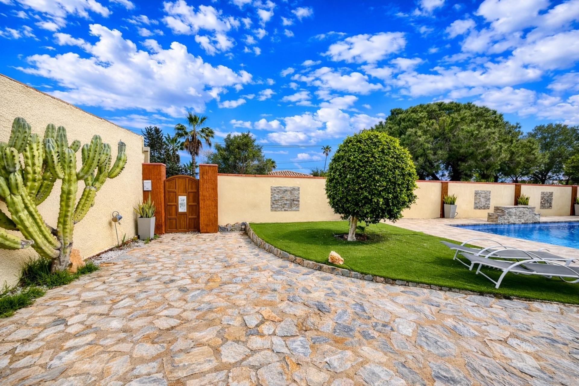 Resale - Villa -
Cabo Roig