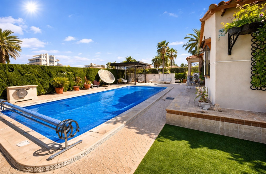 Resale - Villa -
Cabo Roig