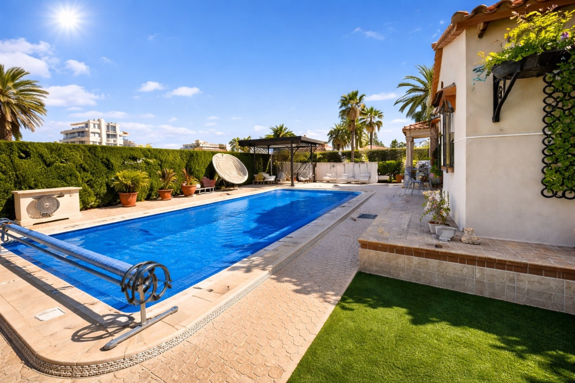 Resale - Villa -
Cabo Roig
