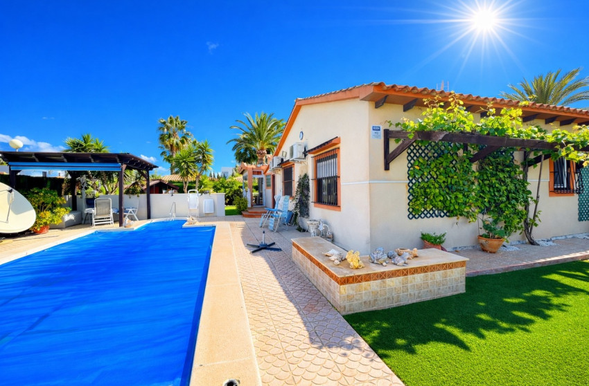 Resale - Villa -
Cabo Roig