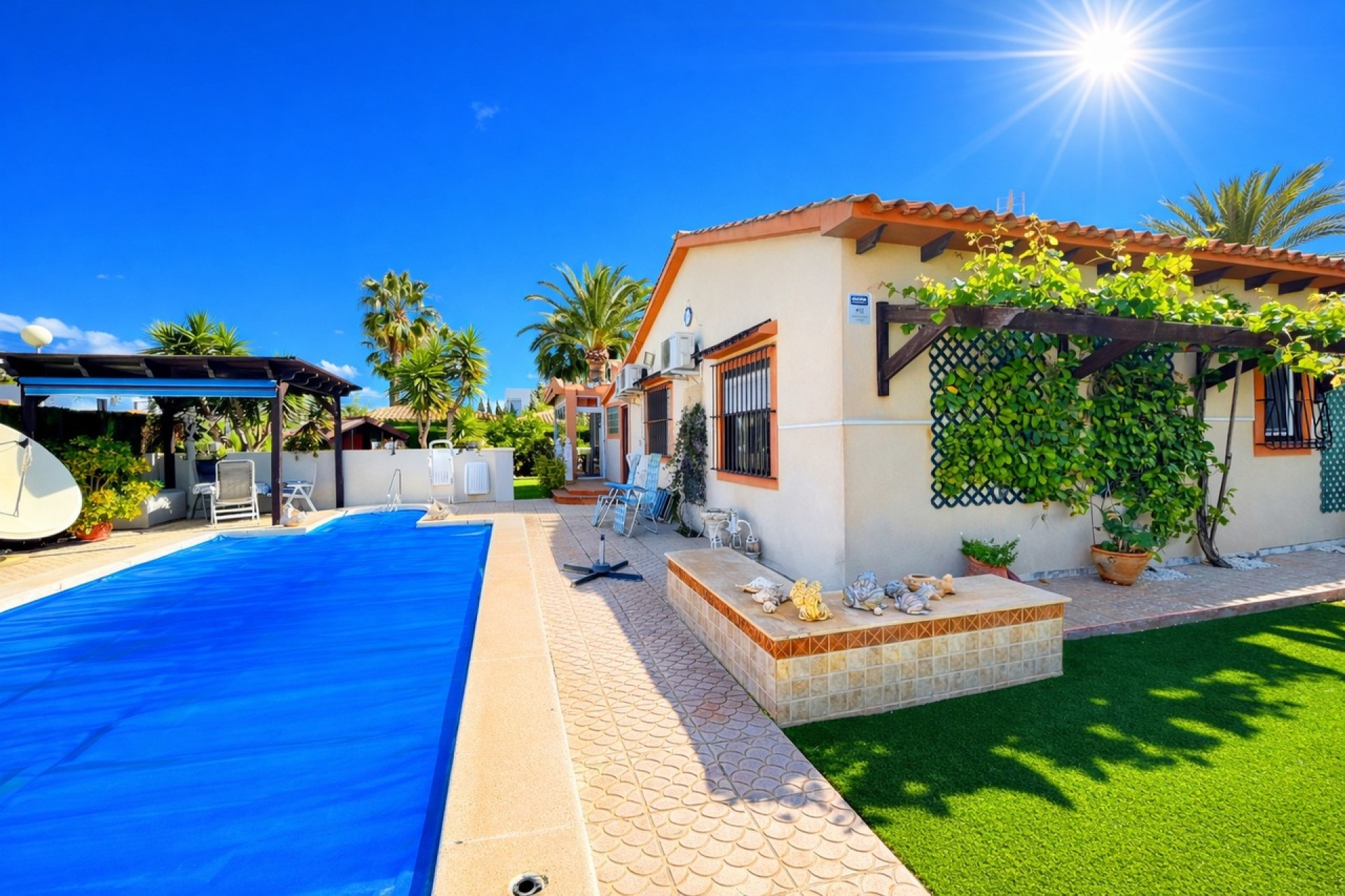 Resale - Villa -
Cabo Roig