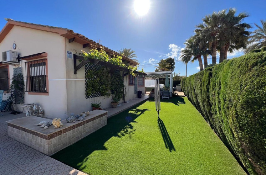 Resale - Villa -
Cabo Roig