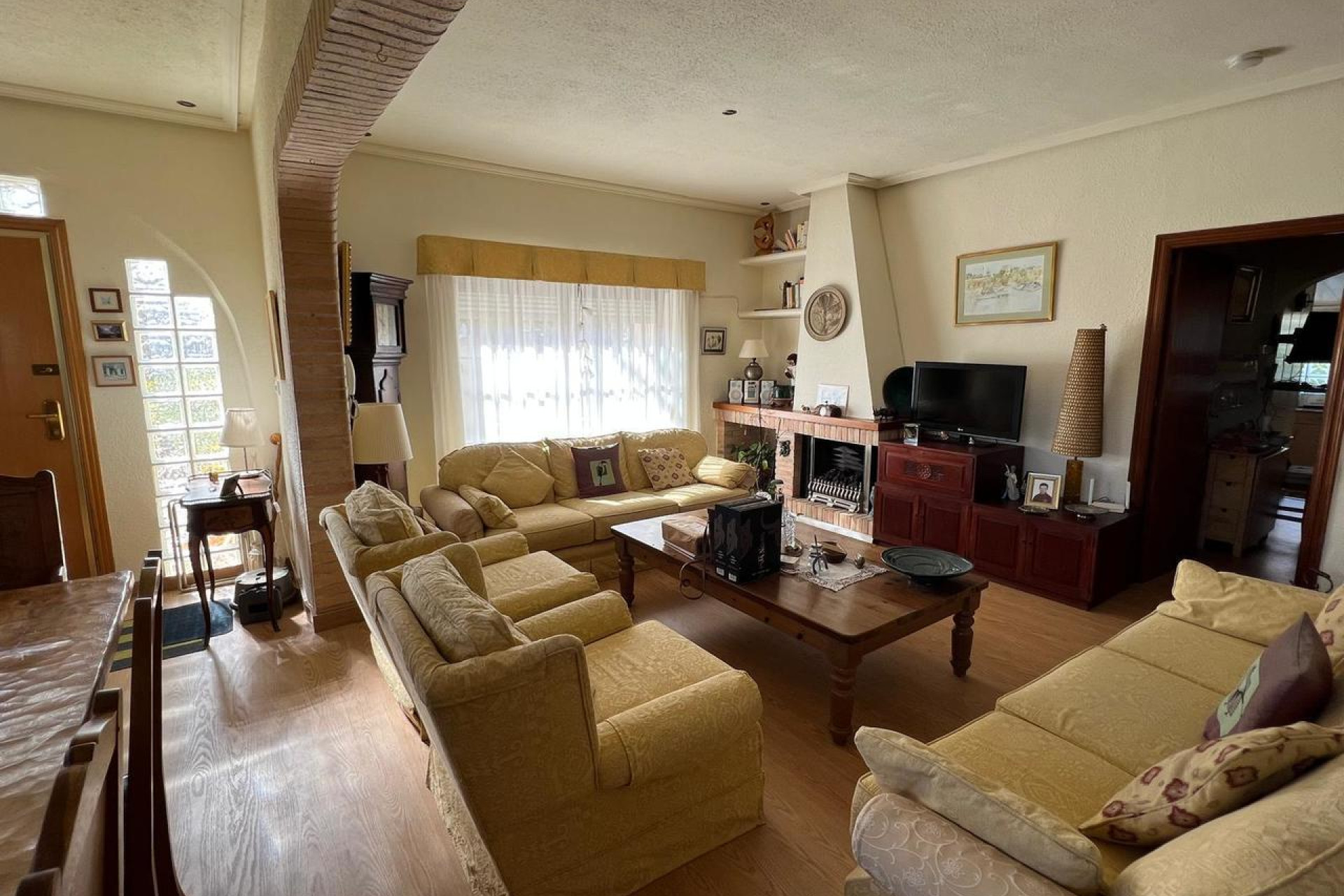 Resale - Villa -
Cabo Roig