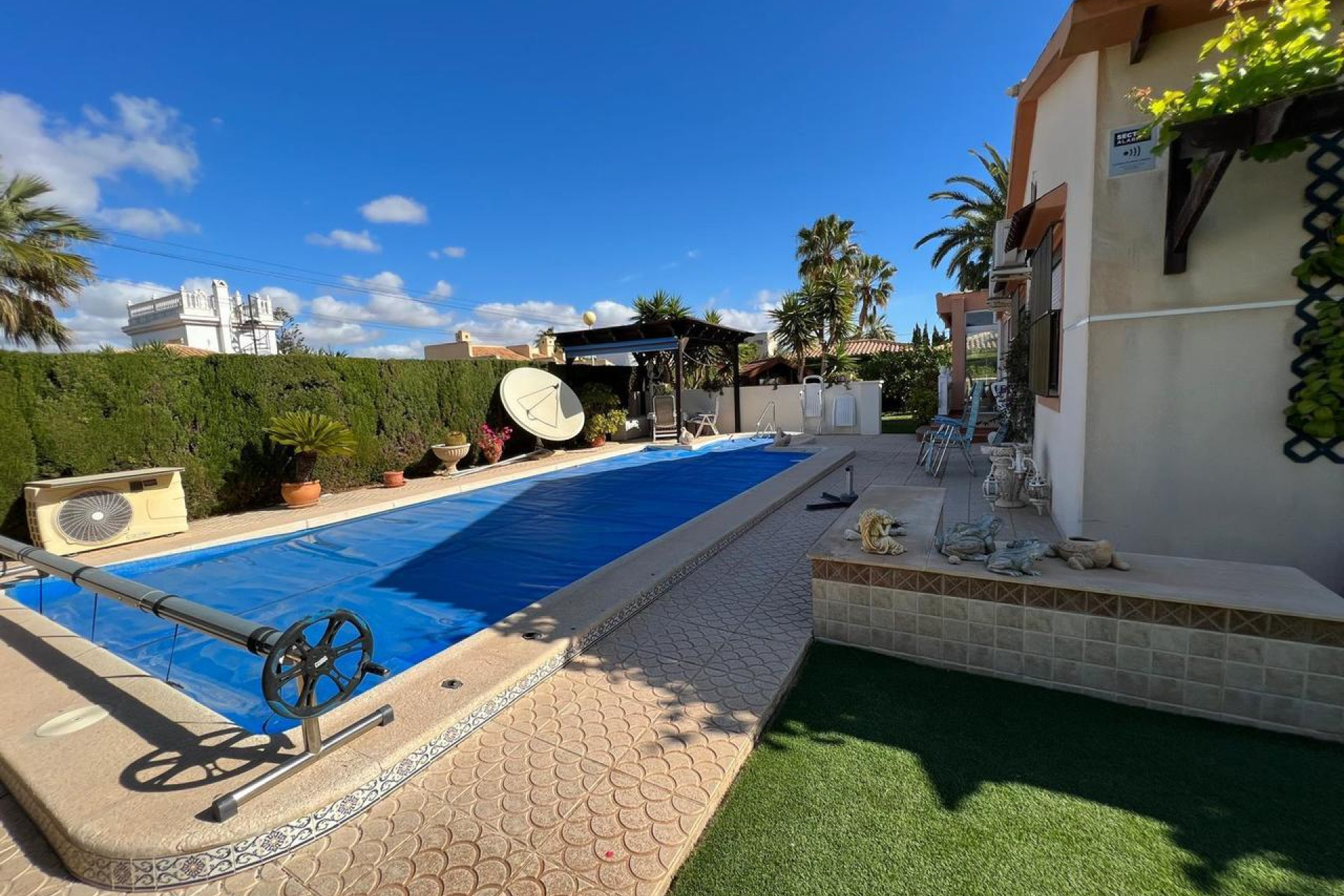 Resale - Villa -
Cabo Roig
