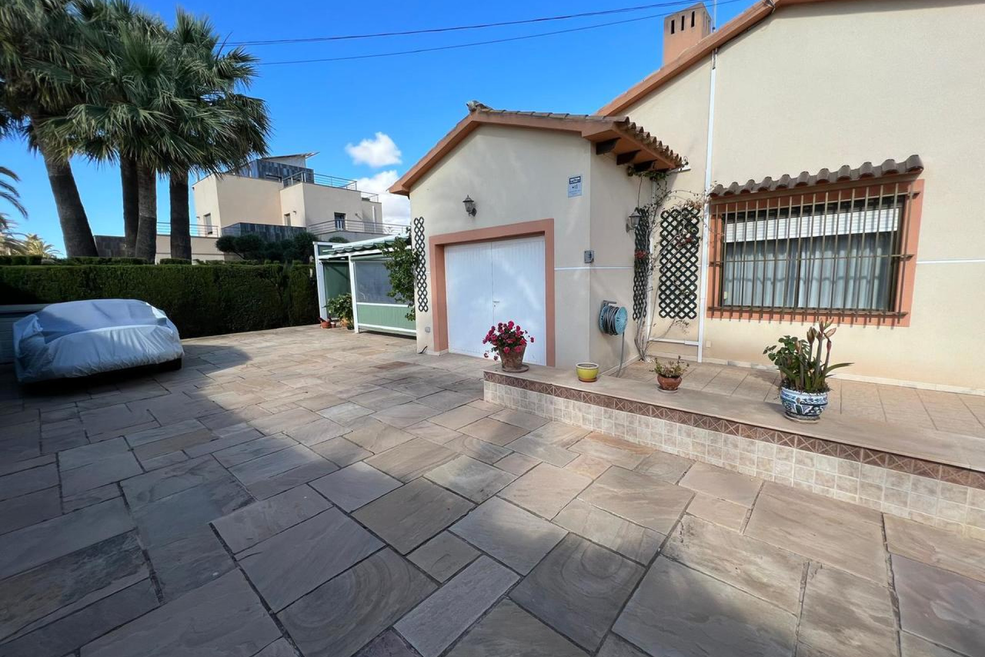 Resale - Villa -
Cabo Roig