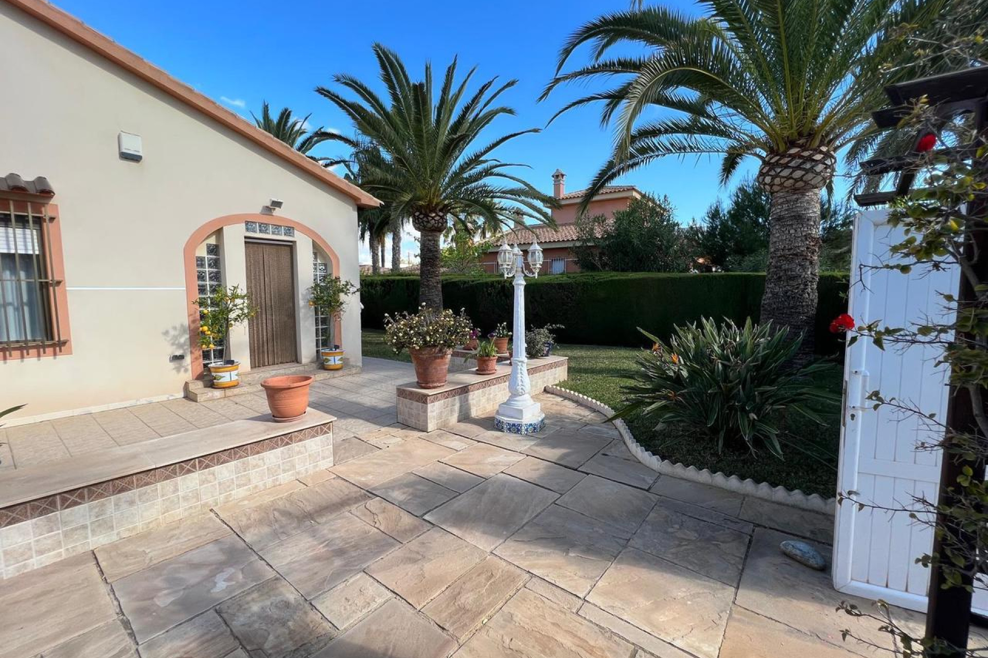 Resale - Villa -
Cabo Roig