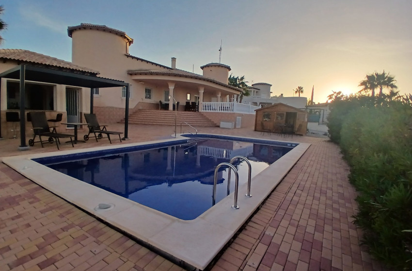 Resale - Villa -
Campos del Rio