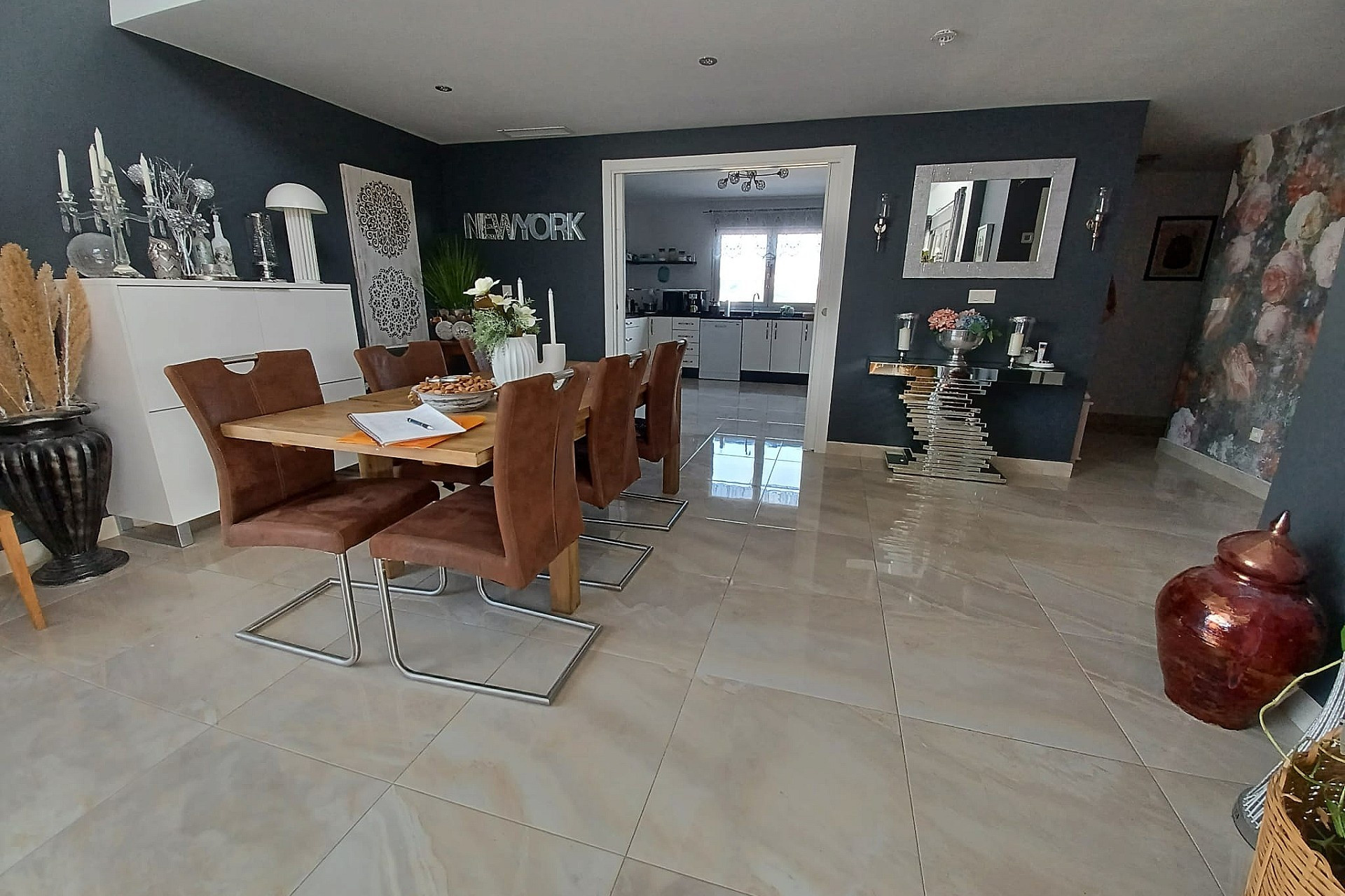 Resale - Villa -
Canada De La Lena