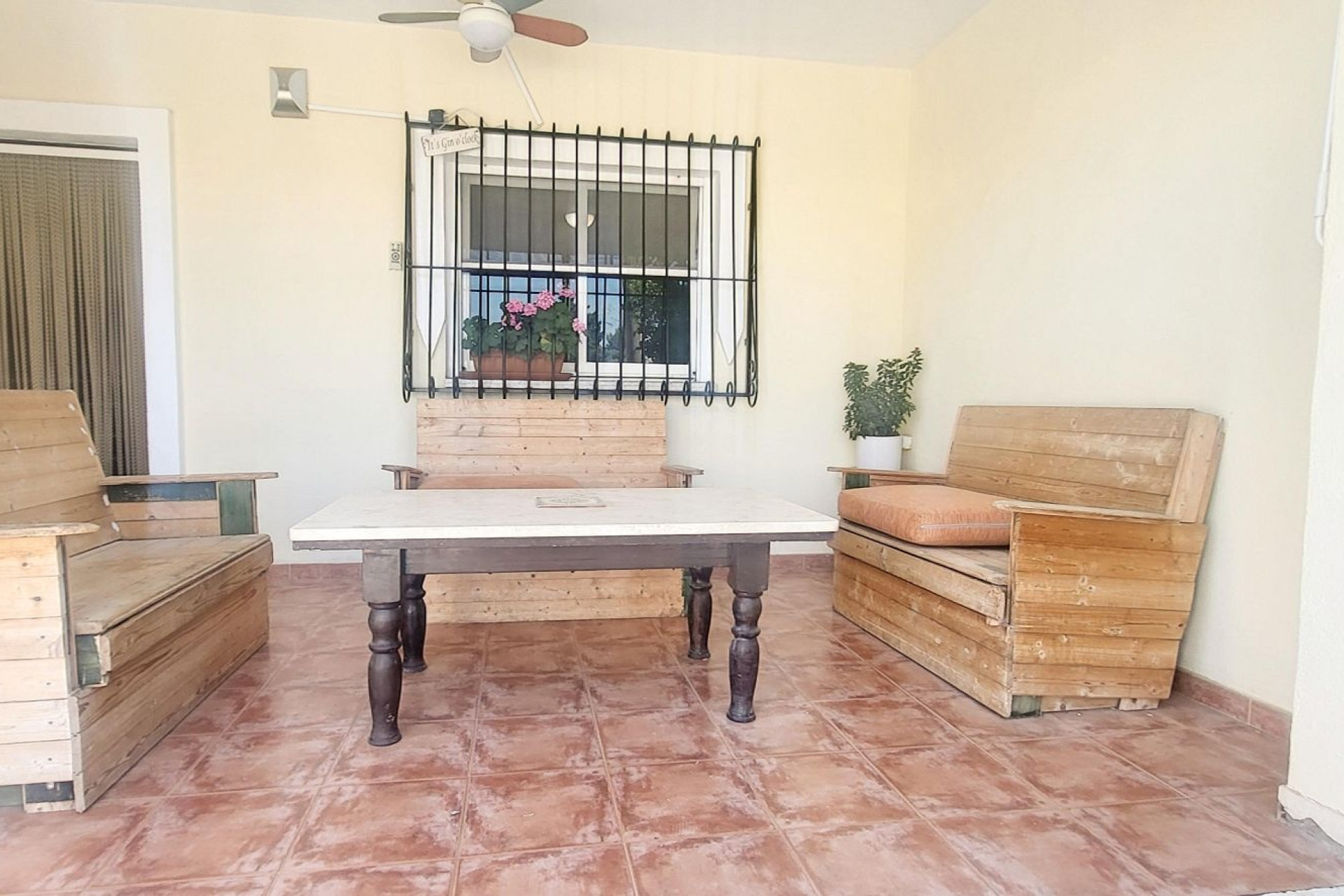 Resale - Villa -
Canada De La Lena