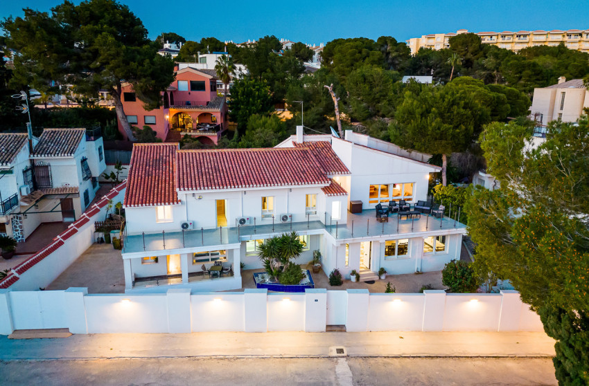 Resale - Villa -
Dehesa de Campoamor
