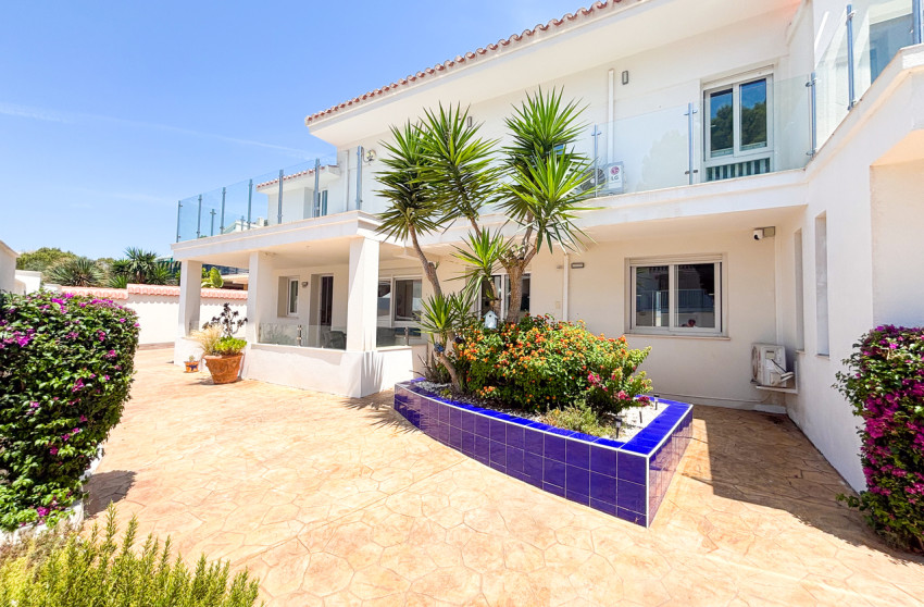 Resale - Villa -
Dehesa de Campoamor