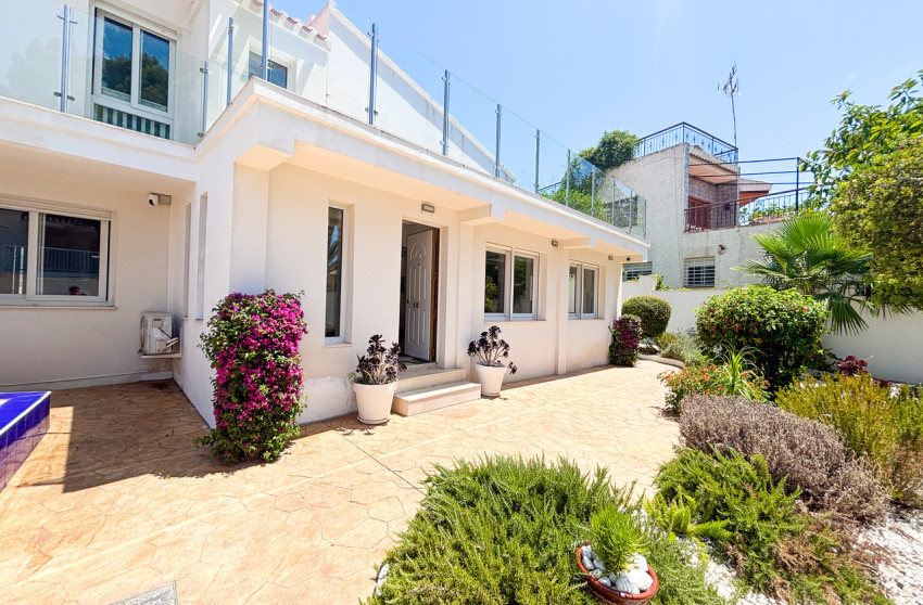 Resale - Villa -
Dehesa de Campoamor