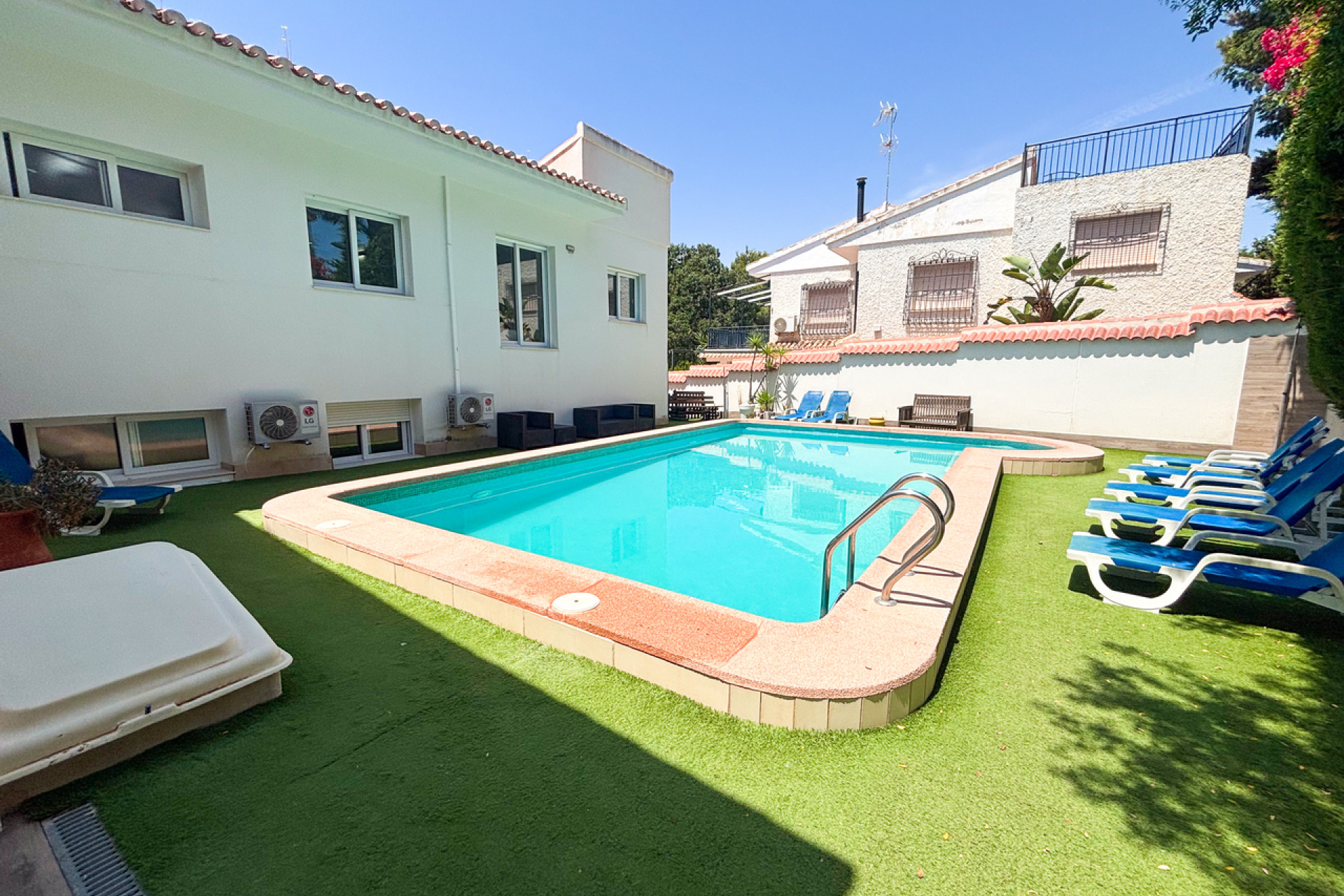 Resale - Villa -
Dehesa de Campoamor