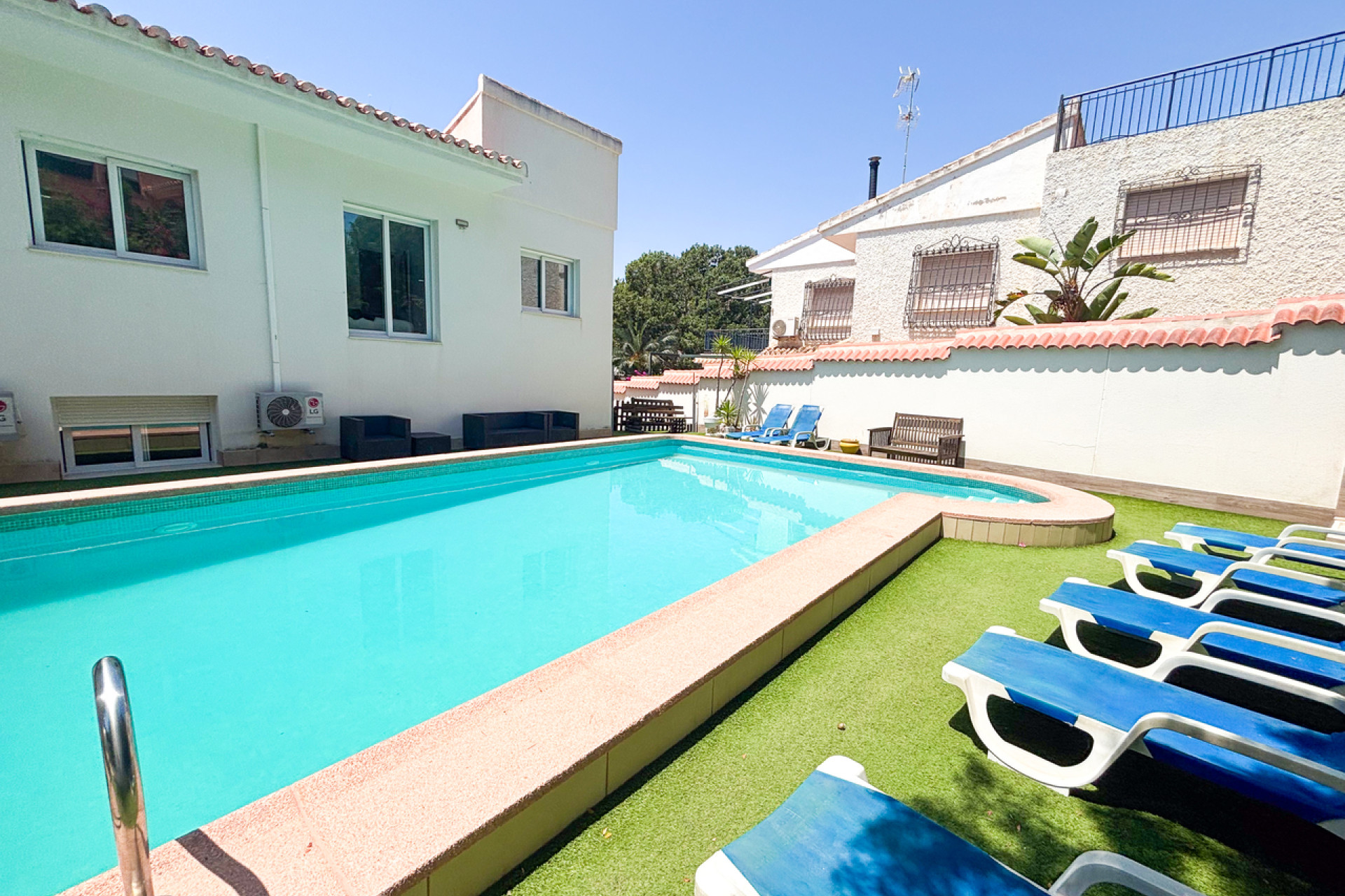 Resale - Villa -
Dehesa de Campoamor