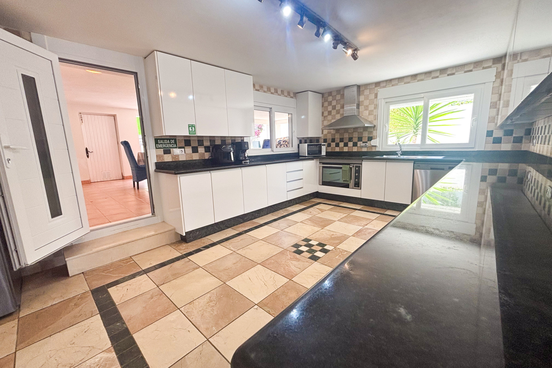 Resale - Villa -
Dehesa de Campoamor