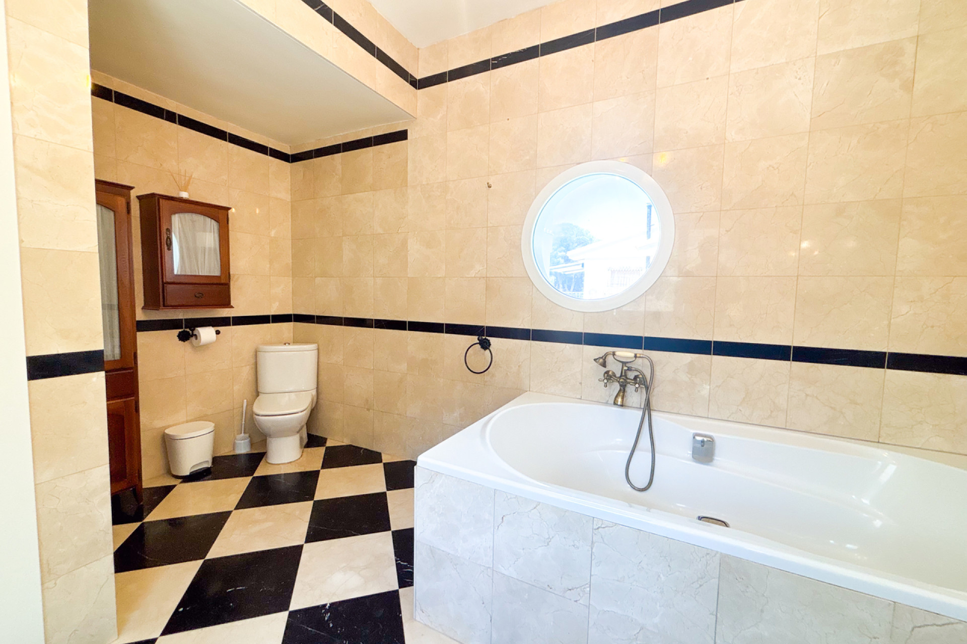 Resale - Villa -
Dehesa de Campoamor