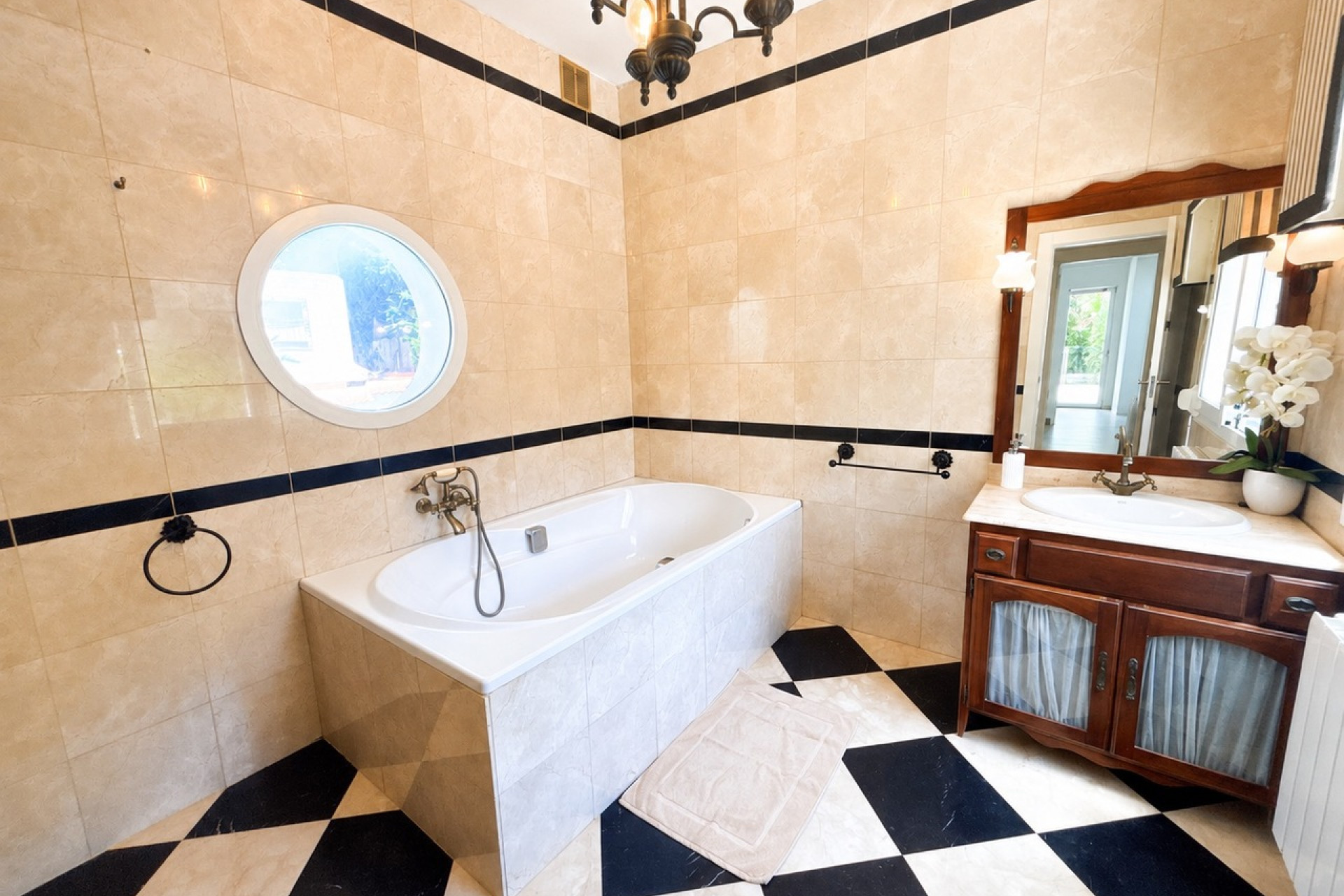 Resale - Villa -
Dehesa de Campoamor