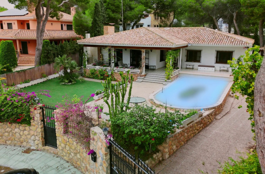 Resale - Villa -
Dehesa de Campoamor