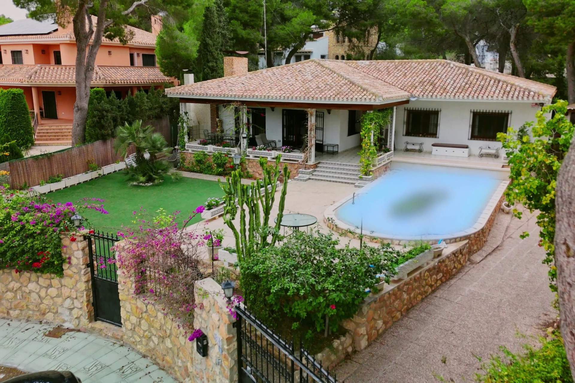 Resale - Villa -
Dehesa de Campoamor